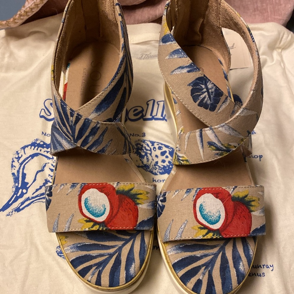 Naturalizer Soul Good Times Wedge Sandals with Floral Pattern - Picture 3 of 10